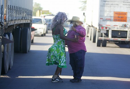 Al ritmo de <em>una limosna para este pobre viejo</em>, algunos pobladores salen a las carreteras, y caracterizados, bailan para preservar la tradición de despedir al año viejo. 