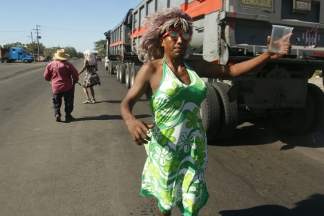 Al ritmo de <em>una limosna para este pobre viejo</em>, algunos pobladores salen a las carreteras, y caracterizados, bailan para preservar la tradición de despedir al año viejo. 