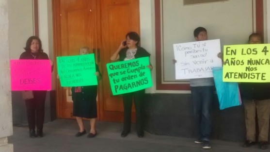La mañana de este viernes, 14 empleados sindicalizados que prestan su servicio en el ayuntamiento, se encuentran manifestando, esto debido a diversos adeudo que tienen el ayuntamiento, como son quincena de estímulo del día del empleado y aumento anual.