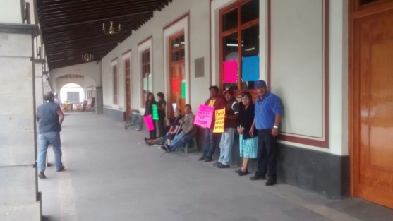 La mañana de este viernes, 14 empleados sindicalizados que prestan su servicio en el ayuntamiento, se encuentran manifestando, esto debido a diversos adeudo que tienen el ayuntamiento, como son quincena de estímulo del día del empleado y aumento anual.