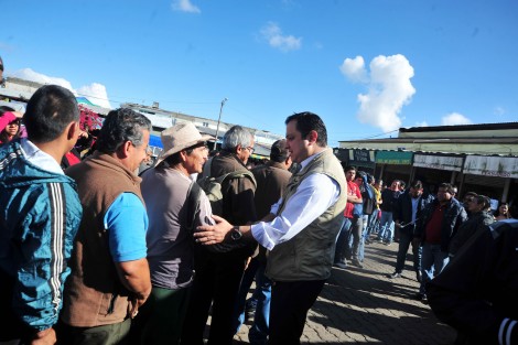 ¡Américo, te vamos a extrañar!, fue la expresión de los comerciantes de la Central de Abasto al recibir la visita del alcalde Américo Zúñiga Martínez, la mañana de este viernes. <em>Nos sentimos orgullosos de usted</em>, le dijo la dirigente de ese centro de comercio, Mónica Hernández Hernández, en nombre de todos los locatarios, y le manifestó el agradecimiento de dicho sector por el apoyo y respaldo de esta administración municipal.
