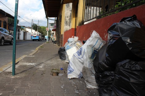 Desde hace varios días se aprecian montones de basura en diversas partes de Coatepec, que no ha sido recolectada; así el primer Pueblo Mágico de Veracruz a unas horas de que acabe el 2017 