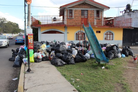 Desde hace varios días se aprecian montones de basura en diversas partes de Coatepec, que no ha sido recolectada; así el primer Pueblo Mágico de Veracruz a unas horas de que acabe el 2017 