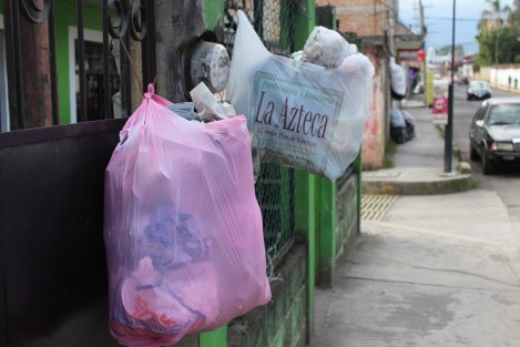Desde hace varios días se aprecian montones de basura en diversas partes de Coatepec, que no ha sido recolectada; así el primer Pueblo Mágico de Veracruz a unas horas de que acabe el 2017. 