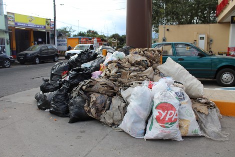 Desde hace varios días se aprecian montones de basura en diversas partes de Coatepec, que no ha sido recolectada; así el primer Pueblo Mágico de Veracruz a unas horas de que acabe el 2017. 