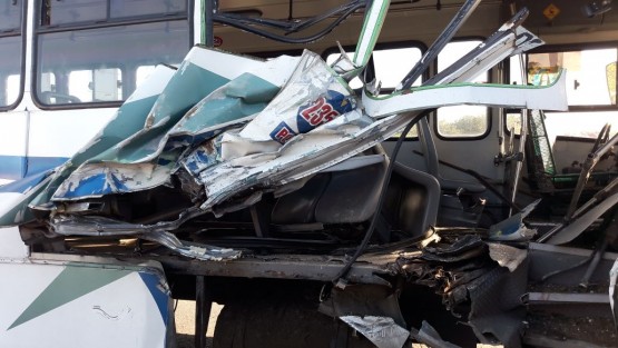 El aparatoso accidente se registró la mañana de este viernes sobre la autopista Cardel- Veracruz a la altura del fraccionamiento Colinas de Santa Fe, dejando como saldo 19 personas lesionadas y gran caos vial.