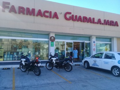 Dos individuos armados al parecer con cuchillos, asaltaron la farmacia Guadalajara localizada en la avenida La Fragua entre Luz Nava y Simón Bolívar del fraccionamiento Moderno. 