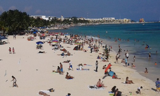 Miles de vacacionistas eligieron el Caribe mexicano como sitio para despedir 2017 e iniciar 2018. Así lucen las playas de Cancún. 