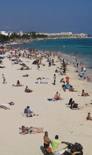 Miles de vacacionistas eligieron el Caribe mexicano como sitio para despedir 2017 e iniciar 2018. Así lucen las playas de Cancún. 