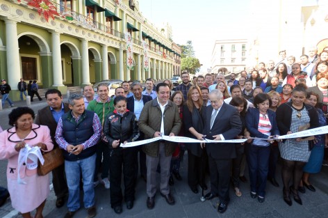 Con una inversión superior a los 80 millones de pesos, Xalapa cuenta ya con un Centro Histórico rescatado y remodelado y embellecido, donde se fomenta las actividades artísticas y económicas en un ambiente amigable para todos, expresó el alcalde Américo Zúñiga Martínez, al encabezar la inauguración de esta obra integral.

