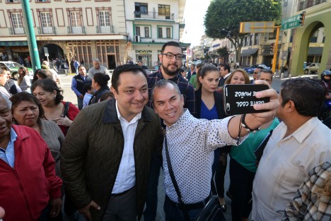 Con una inversión superior a los 80 millones de pesos, Xalapa cuenta ya con un Centro Histórico rescatado y remodelado y embellecido, donde se fomenta las actividades artísticas y económicas en un ambiente amigable para todos, expresó el alcalde Américo Zúñiga Martínez, al encabezar la inauguración de esta obra integral.
