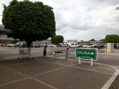 Dos personas del sexo masculino fueron ejecutadas este sábado a las afueras de la plaza comercial Chedraui, ubicada sobre el Boulevard Alfinio Flores de Martínez de la Torre, Ver., por sujetos con arma de fuego, quienes huyeron sin ser detenidos. 
