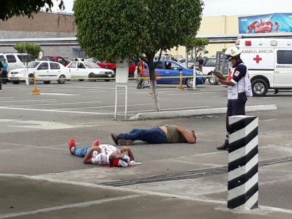 Dos personas del sexo masculino fueron ejecutadas este sábado a las afueras de la plaza comercial Chedraui, ubicada sobre el Boulevard Alfinio Flores de Martínez de la Torre, Ver., por sujetos con arma de fuego, quienes huyeron sin ser detenidos. 