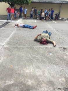 Dos personas del sexo masculino fueron ejecutadas este sábado a las afueras de la plaza comercial Chedraui, ubicada sobre el Boulevard Alfinio Flores de Martínez de la Torre, Ver., por sujetos con arma de fuego, quienes huyeron sin ser detenidos. 