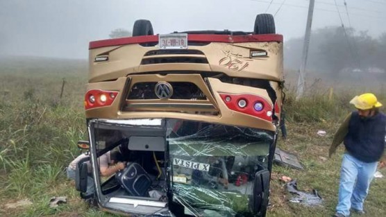 La mañana de este sábado se registró un aparatoso accidente  sobre la autopista Tuxpan- Poza Rica, a la altura de la comunidad Ceiba Rica, muy cerca del puerto de Tuxpan, donde una persona perdió la vida y 12 más resultaron lesionadas. 
