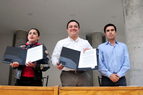 El alcalde Américo Zúñiga Martínez informó que su administración dejará más de 330 millones de pesos que podrán ser utilizados por el gobierno municipal de Xalapa que inicia funciones el 1 de enero de 2018. 142 mdp en cuentas bancarias de la Tesorería municipal; 38 mdp en CMAS y 150 mdp radicados a través de Banobras, para un biodigestor.
