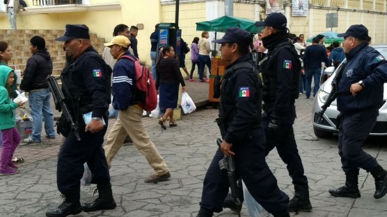 Con la participación de Fuerzas federales, policías municipales y personal de Gobernación Municipal, se realizó un operativo en la zona centro de esta cabecera municipal de Papantla, para decomisar material pirotécnico, ya que se ha proliferado la venta en este municipio.