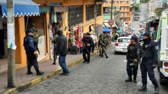 Con la participación de Fuerzas federales, policías municipales y personal de Gobernación Municipal, se realizó un operativo en la zona centro de esta cabecera municipal de Papantla, para decomisar material pirotécnico, ya que se ha proliferado la venta en este municipio.