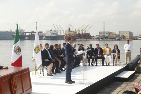 Fernando Yunes Márquez rindió protesta como alcalde de Veracruz. El evento tuvo lugar en la fortaleza de San Juan de Ulúa.