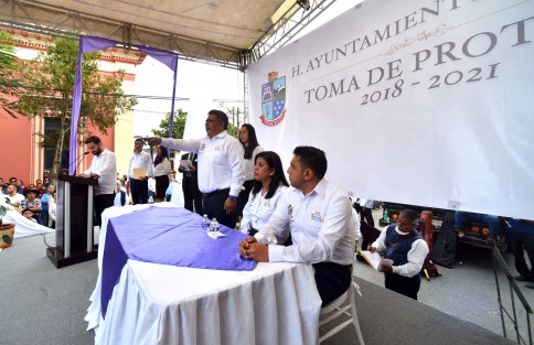 El licenciado Mario A. Chama Díaz rindió protesta esta tarde como nuevo presidente municipal de Teocelo, en un evento donde se congregaron diversos actores políticos y una gran cantidad de amigos, simpatizantes y periodistas de la región. 