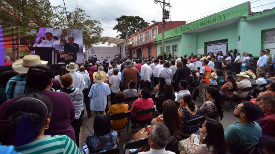 El licenciado Mario A. Chama Díaz rindió protesta esta tarde como nuevo presidente municipal de Teocelo, en un evento donde se congregaron diversos actores políticos y una gran cantidad de amigos, simpatizantes y periodistas de la región. 