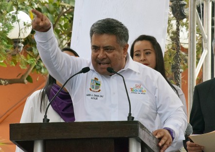 El licenciado Mario Chama, resaltó su amor por Teocelo, inculcado por su padre, y se comprometió a trabajar por este lugar, ahora que ha asumiso el cargo de alcalde de este municipio. 