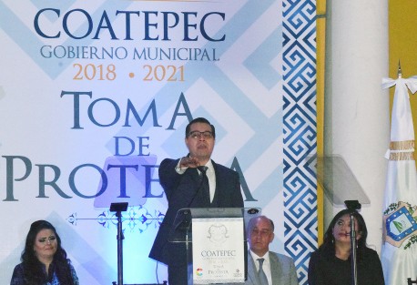 Enrique Fernández Peredo, rindió protesta como alcalde de Coatepec. 
