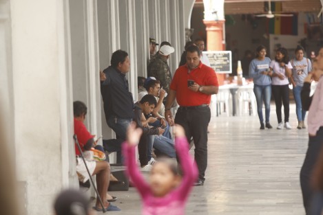 Decenas de empleados municipales del Ayuntamiento de Veracruz se encuentran a la espera de ser recontratados o despedidos por la actual administración del alcalde Fernando Yunes Márquez. 