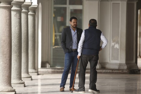 Quienes aguardan se trata de trabajadores de confianza y sindicalizados que esperan afuera del palacio municipal, se resuelva su situación laboral.