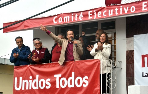 Con la presencia de Diputados locales y federales, maestros y simpatizantes provenientes de otras fuerzas políticas, se llevó a cabo el registro como pre candidato por el partido MORENA a la gubernatura por Veracruz, de Cuitláhuac García Jiménez.