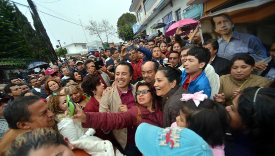 Entre empujones gritos de apoyo, salió Cuitláhuac a tomarse selfies con los presentes, no si antes dirigirles un mensaje desde el balcón de las oficinas del CDE de MORENA.