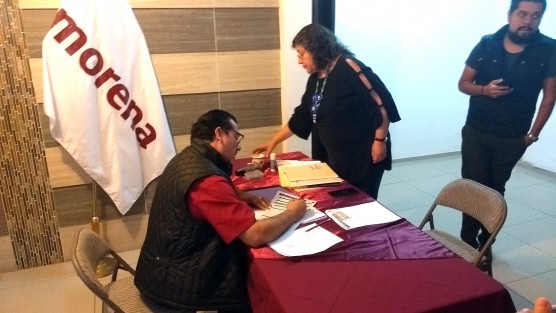 Este martes  también acudió a solicitar su registro como precandidato a la gubernatura por MORENA, Noe García López como precandidato a la gubernatura, quien dijo ser docente y fue acompañado por unas 40 personas. 