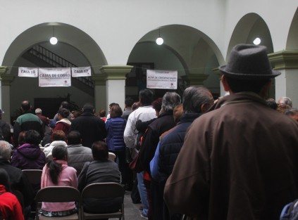 A diferencia de otros años, adultos mayores no tienen demasiadas atenciones al acudir a realizar su pago del impuesto predial en el Ayuntamiento de Xalapa. No hay sillas especiales para ellos, por lo que deben hacer fila de pie. Galletas y café tampoco hay para todos.