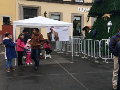 Simón Soto Hernández, aspirante a candidato independiente a la gubernatura de Veracruz, buscó esta mañana el apoyo de los xalapeños para que su nombre aparezca en la boletas el próximo 1 de julio. Dijo que la ciudadanía desconfía, no en darle la firma, sino en presentarle su credencial.   