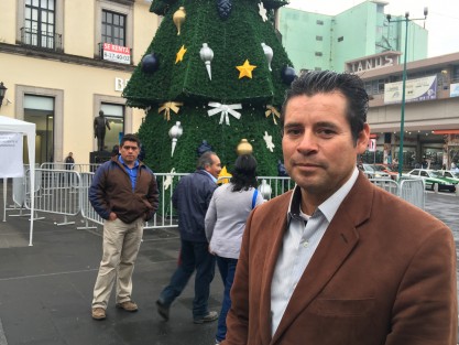 Simón Soto Hernández, aspirante a candidato independiente a la gubernatura de Veracruz, estuvo este martes en la Plaza Lerdo de Xalapa, para solicitar el apoyo con su firma, a los ciudadanos, y cumplir con la cuota que el OPLE le requiere para que su nombre aparezca en las boletas electorales del próximo 1 de julio.