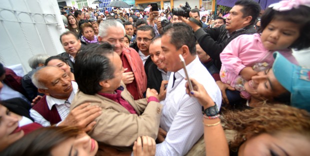 Con el respaldo de militantes de MORENA, y de militantes de otras fuerzas políticas, Cuitláhuac García Jiménez presentó su solicitud a la precandidatura de MORENA a la gubernatura de Veracruz.