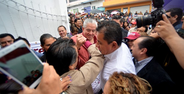 Con el respaldo de militantes de MORENA, y de militantes de otras fuerzas políticas, Cuitláhuac García Jiménez presentó su solicitud a la precandidatura de MORENA a la gubernatura de Veracruz.