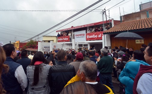 Con el respaldo de militantes de MORENA, y de militantes de otras fuerzas políticas, Cuitláhuac García Jiménez presentó su solicitud a la precandidatura de MORENA a la gubernatura de Veracruz.