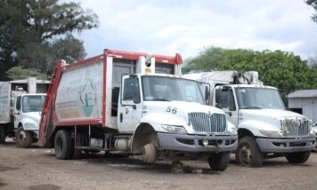 Tan <em>sobre ruedas</em> se fue la administración municipal de Coatepec de Pedro Palacios Torres, que así encontró el nuevo ayuntamiento los camiones recolectores. La nueva administración se vio en la necesidad de rentar camiones para hacer la recolección de basura.