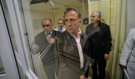El gobernador Miguel Ángel Yunes Linares realizó un recorrido por el CAE Dr. Rafael Lucio, para supervisar las obras que se realizan de mejora en el área Pediátrica, y algunos quirófanos. Estuvo acompañdo de la diputada local Ángela Soto, el alcalde de Xalapa, Hipólito Rodríguez; y el secretario de Salud, Irán Suárez Villa.  