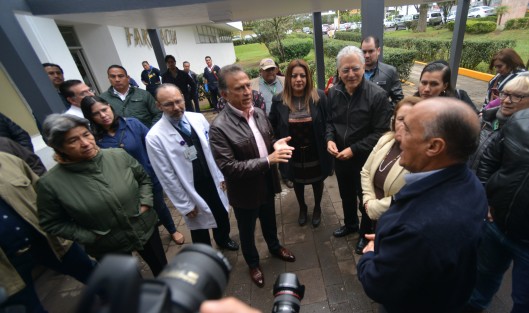 El gobernador Miguel Ángel Yunes Linares realizó un recorrido por el CAE Dr. Rafael Lucio, para supervisar las obras que se realizan de mejora en el área Pediátrica, y algunos quirófanos. Estuvo acompañdo de la diputada local Ángela Soto, el alcalde de Xalapa, Hipólito Rodríguez; y el secretario de Salud, Irán Suárez Villa.  A decir de Miguel Ángel Yunes Linares, invitó a el alcalde de Xalapa, Hipólito Rodríguez, para conminarlo a apoyar en trabajos de supervisión de servicios en el nosocomio, en lo que esté dentro de las posibilidades del ayuntamiento. A decir de Yunes Linares, el área pediátrica entrará en funciones en 2 o 3 semanas, y los quirófanos en tres meses. 