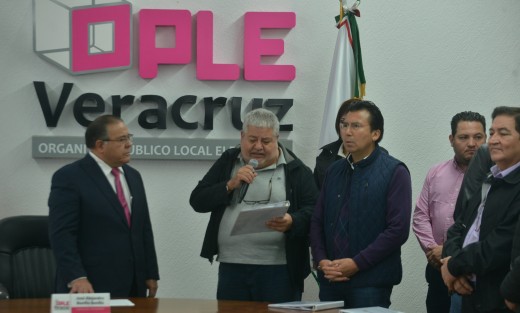 Ante el OPLE Veracruz se presentaron los dirigentes estatales de MORENA, PES y PT, Manuel Huerta, Gonzalo Guízar y Ramón Díaz, respectivamente, para solicitar el registro de la coalición <em>Juntos haremos historia</em>. 