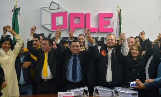 Dirigentes del PAN, PRD y Movimiento Ciudadano, acudieron a las oficinas del OPLE a solicitar el registro de la coalición Por Veracruz al frente, con la que participarán en las elecciones a gobernador. 