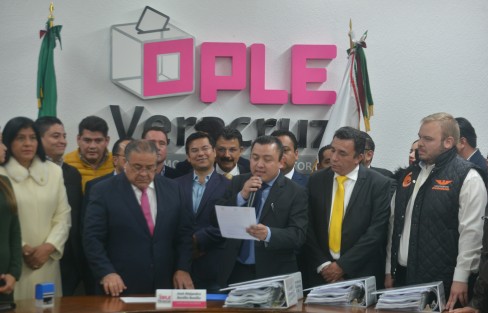Dirigentes del PAN, PRD y Movimiento Ciudadano, acudieron a las oficinas del OPLE a solicitar el registro de la coalición Por Veracruz al frente, con la que participarán en las elecciones a gobernador. 