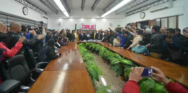 Dirigentes del PAN, PRD y Movimiento Ciudadano, acudieron a las oficinas del OPLE a solicitar el registro de la coalición Por Veracruz al frente, con la que participarán en las elecciones a gobernador. 