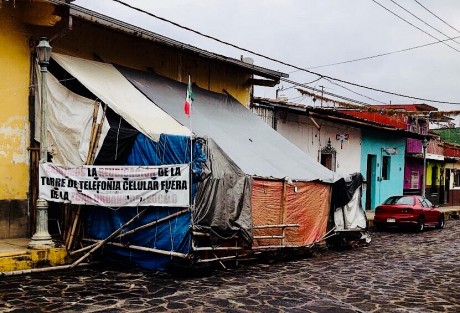 La mañana de este miércoles vecinos del centro histórico de Teocelo, decidieron levantar voluntariamente un campamento instalado desde hace casi dos años en la calle 20 de Noviembre, fuera de la casa donde una compañía de telefonía celular instaló una antena con el permiso del anterior ayuntamiento. 