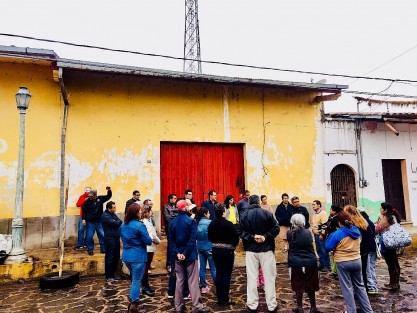 La mañana de este miércoles vecinos del centro histórico de Teocelo, decidieron levantar voluntariamente un campamento instalado desde hace casi dos años en la calle 20 de Noviembre, fuera de la casa donde una compañía de telefonía celular instaló una antena con el permiso del anterior ayuntamiento. 