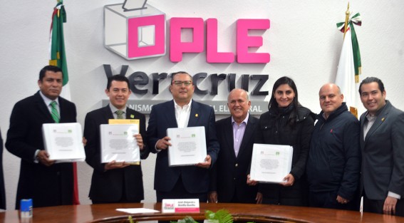A escasas horas de que concluyera el plazo para el registro de coaliciones para el proceso electoral de 2018, los dirigentes estatadel PVEM y PRI acudieron a las oficinas del OPLE para solicitar el registro de la que conformarán juntos, bajo el nombre de Por un Veracruz mejor.