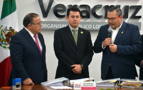 A escasas horas de que concluyera el plazo para el registro de coaliciones para el proceso electoral de 2018, los dirigentes estatadel PVEM y PRI acudieron a las oficinas del OPLE para solicitar el registro de la que conformarán juntos, bajo el nombre de Por un Veracruz mejor.