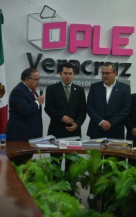 A escasas horas de que concluyera el plazo para el registro de coaliciones para el proceso electoral de 2018, los dirigentes estatadel PVEM y PRI acudieron a las oficinas del OPLE para solicitar el registro de la que conformarán juntos, bajo el nombre de Por un Veracruz mejor.